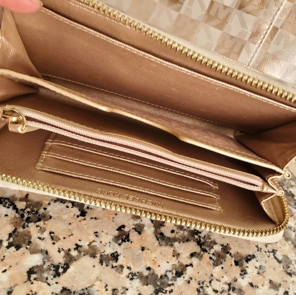 Michael Kors tote purse and Wallet - Picture 8 of 8